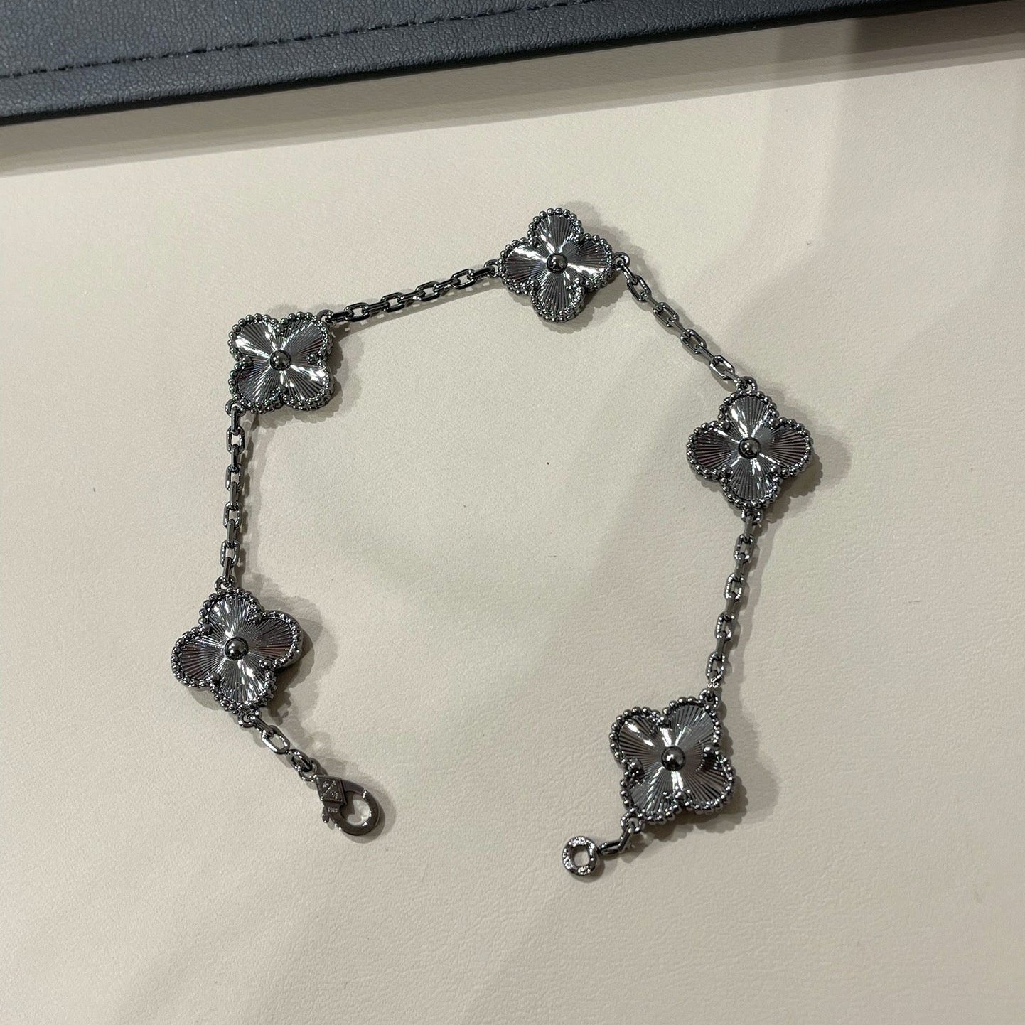 [baslovejewels]CLOVER 5 MOTIF BLACK BRACELET