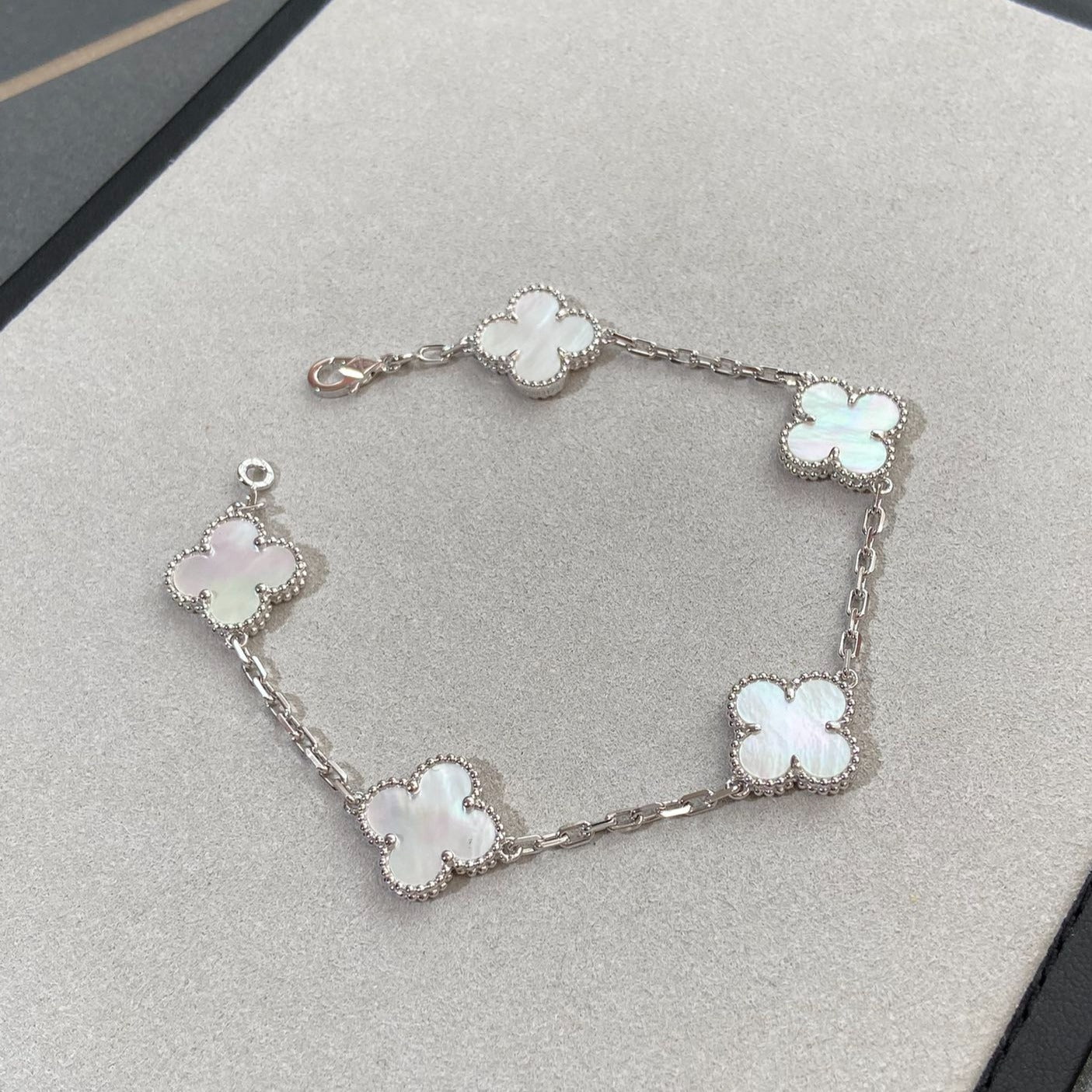 [baslovejewels]CLOVER SILVER MOP 5 MOTIF BRACELET