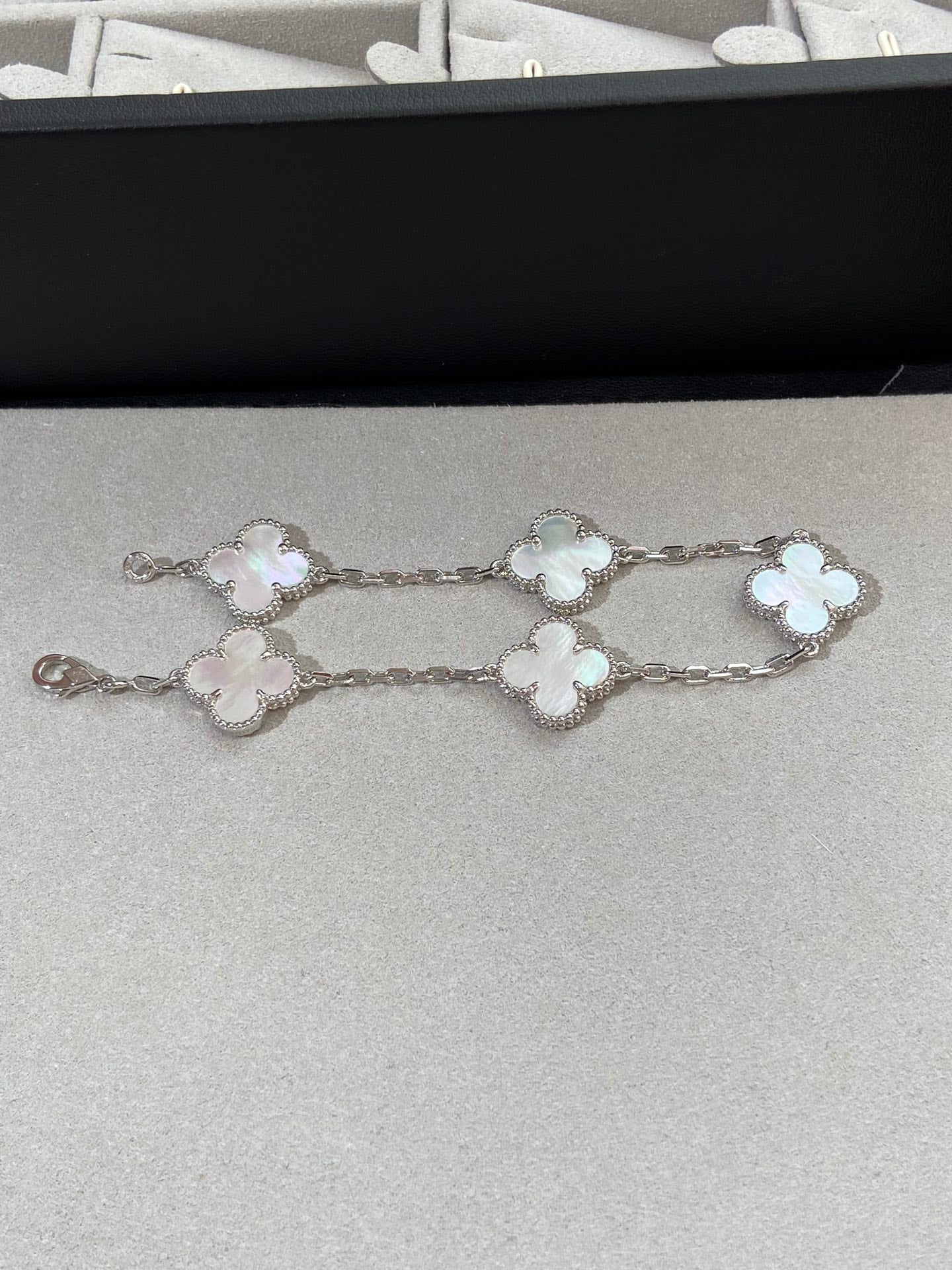 [baslovejewels]CLOVER SILVER MOP 5 MOTIF BRACELET