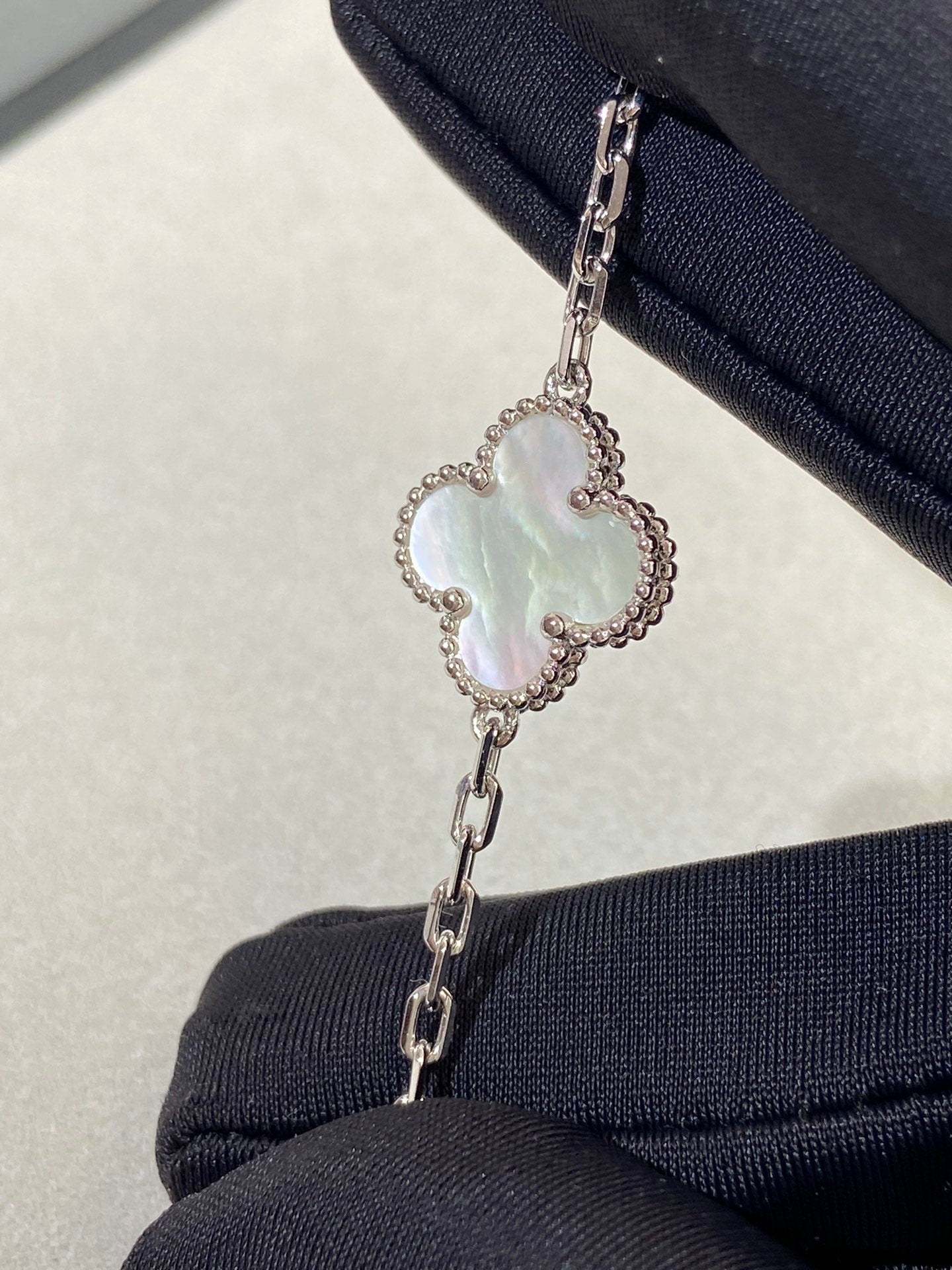 [baslovejewels]CLOVER SILVER MOP 5 MOTIF BRACELET