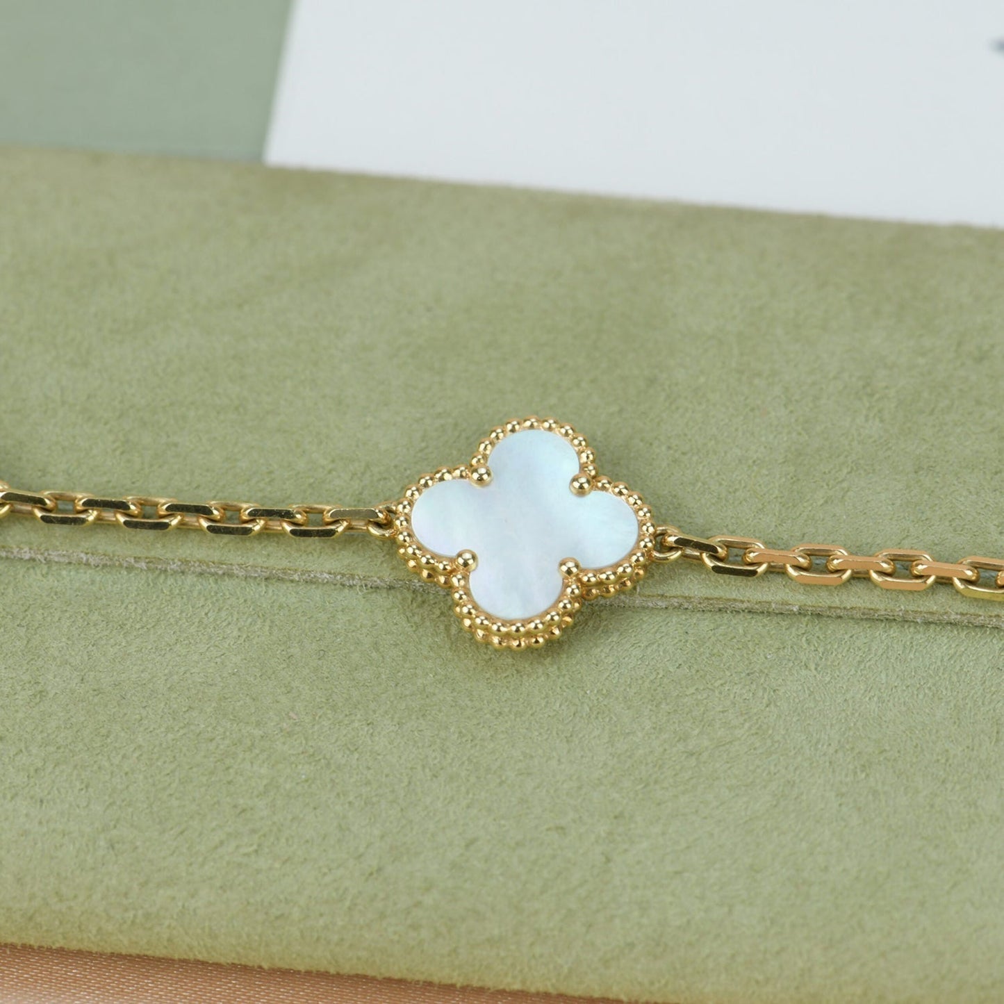 [baslovejewels]CLOVER  5 MOTIF WHITE MOP BRACELET