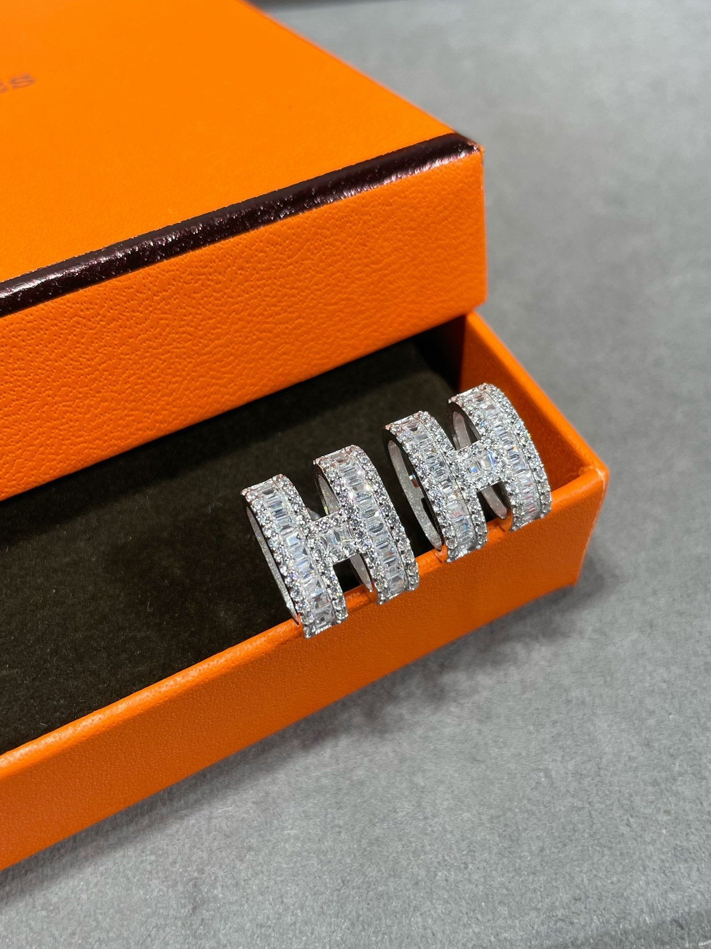 [baslovejewels]H STUD EARRINGS WITH SILVER DIAMONDS
