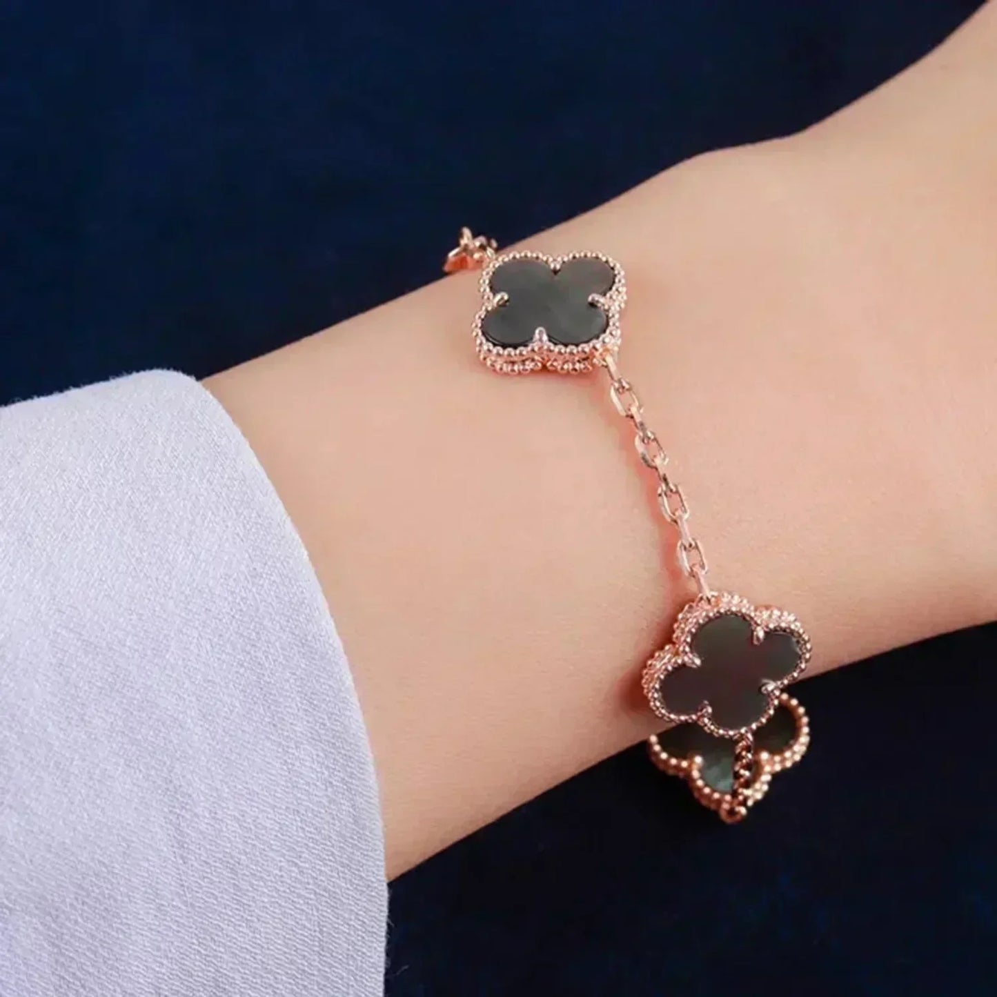 [baslovejewels]CLOVER 5 MOTIF GRAY MOP  BRACELET